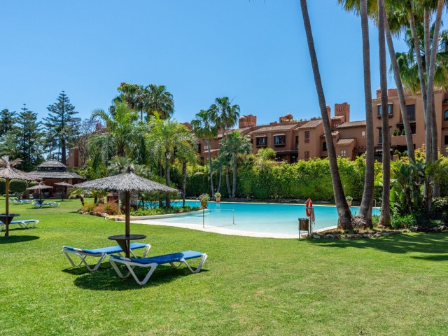 Apartamento con 2 Dormitorios  en Guadalmina Baja