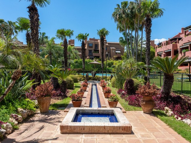 Apartamento con 2 Dormitorios  en Guadalmina Baja