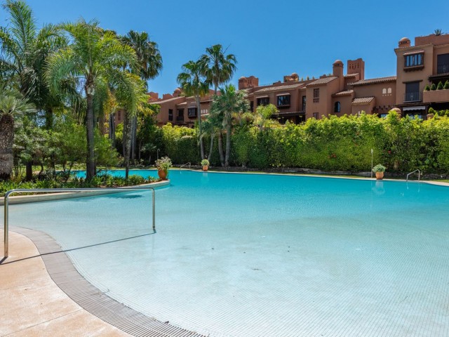Apartamento con 2 Dormitorios  en Guadalmina Baja