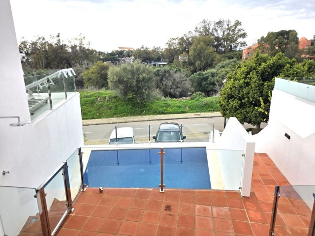 4 Schlafzimmer Villa in Artola