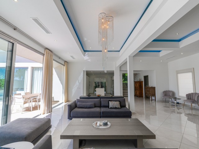 Villa avec 5 Chambres  à San Roque Club