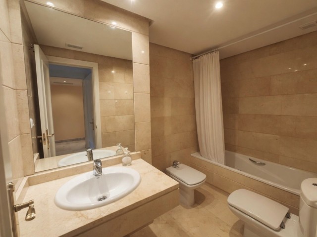 2 Bedrooms Apartment in Nueva Andalucía