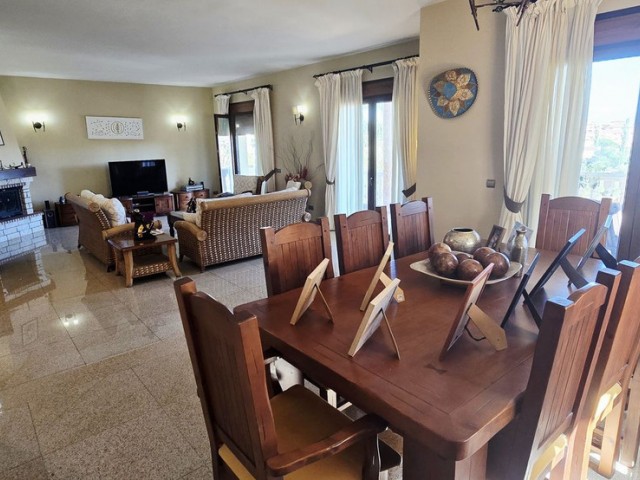4 Schlafzimmer Villa in Sierrezuela