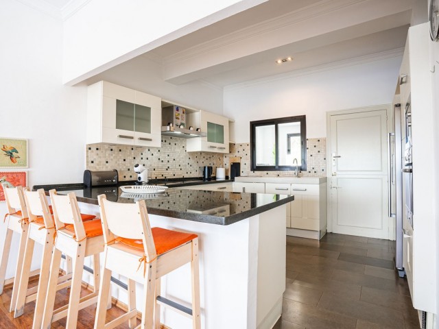Villa avec 4 Chambres  à Istán