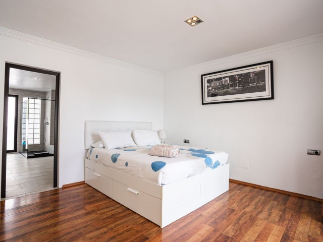Villa avec 4 Chambres  à Istán