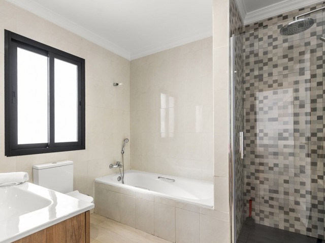 Villa avec 4 Chambres  à Istán