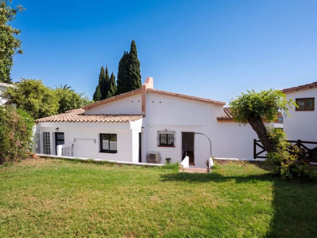 Villa avec 4 Chambres  à Istán