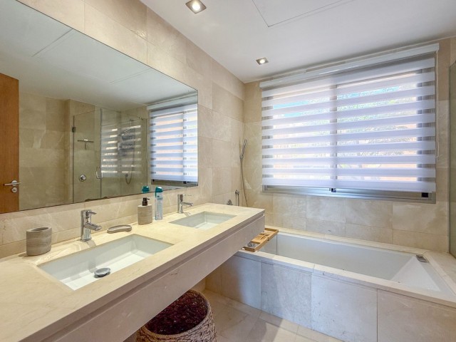 Maison mitoyenne avec 4 Chambres  à Riviera del Sol