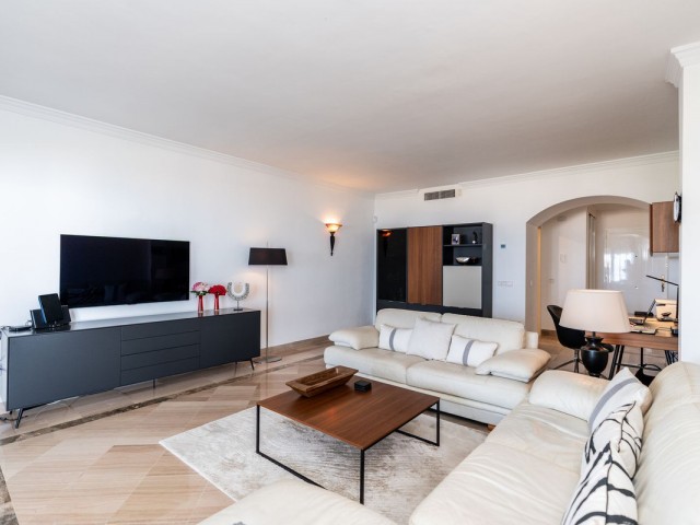 3 Bedrooms Apartment in Elviria