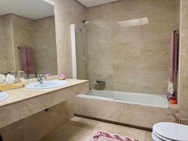 Apartamento con 4 Dormitorios  en Guadalmina Baja