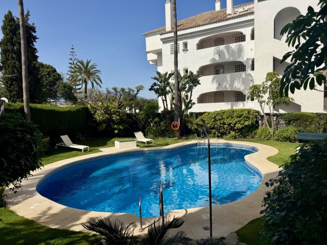 Apartamento con 4 Dormitorios  en Guadalmina Baja