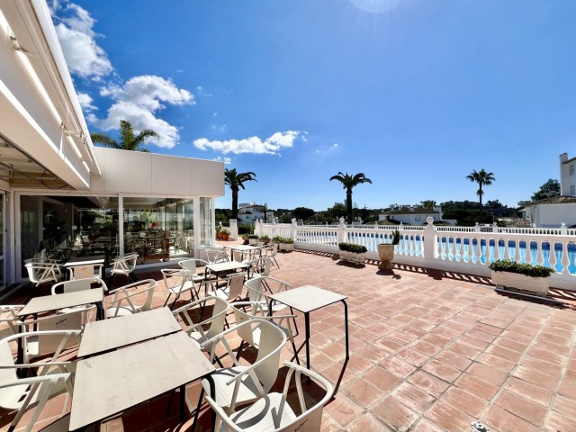 2 Bedrooms Apartment in Elviria