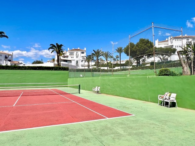 2 Bedrooms Apartment in Elviria