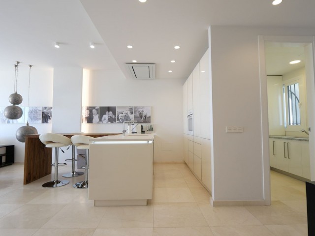 Penthouse avec 2 Chambres  à Puerto de Cabopino