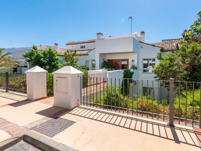 2 Bedrooms Apartment in Benahavís
