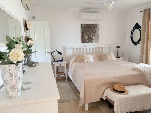 Villa con 5 Dormitorios  en Cerros del Aguila