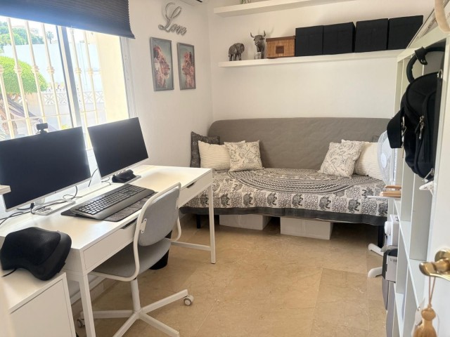 Villa con 5 Dormitorios  en Cerros del Aguila
