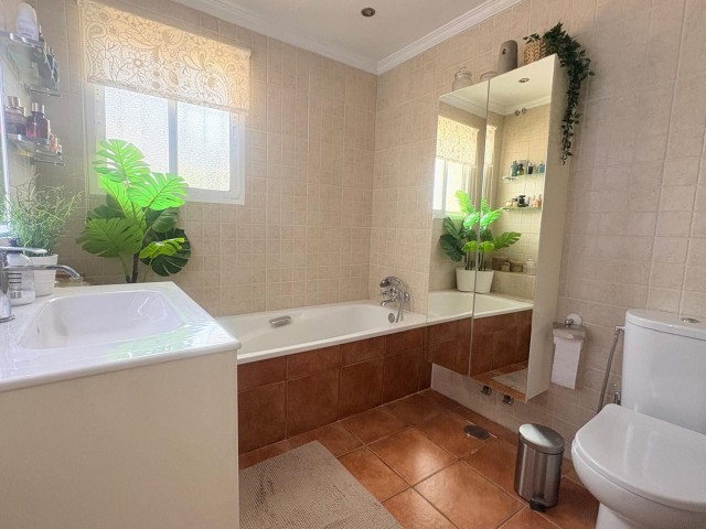 Villa con 5 Dormitorios  en Cerros del Aguila