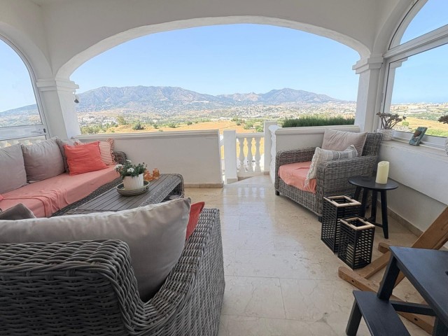 Villa con 5 Dormitorios  en Cerros del Aguila