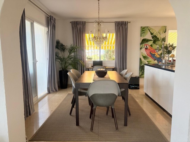 Villa con 5 Dormitorios  en Cerros del Aguila