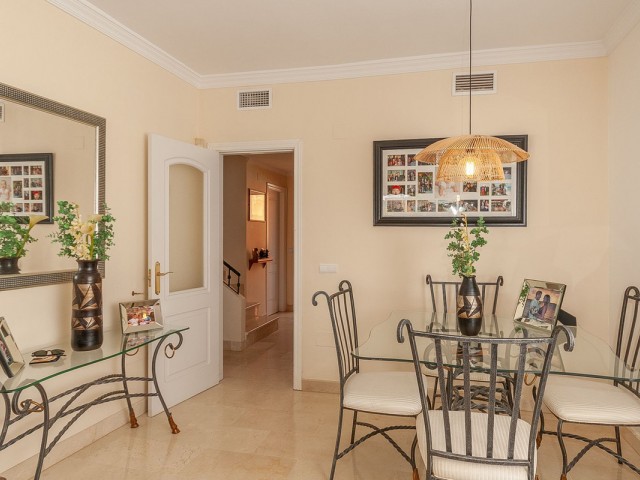 3 Bedrooms Apartment in Elviria