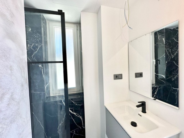 Apartamento con 2 Dormitorios  en Benalmadena Costa