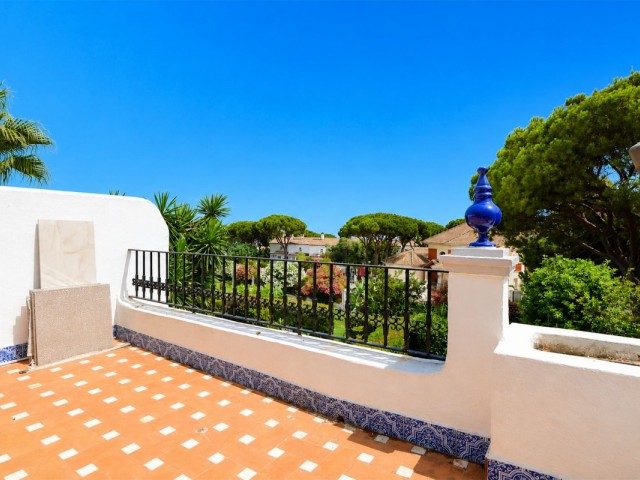 Maison mitoyenne avec 5 Chambres  à Puerto de Cabopino