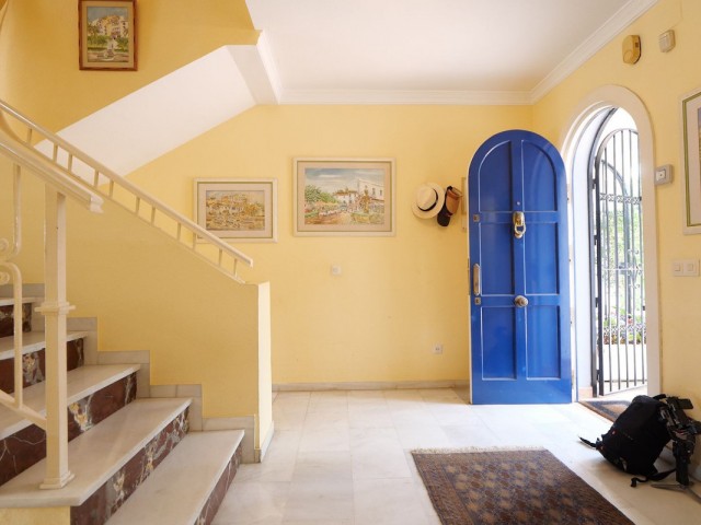 Maison mitoyenne avec 5 Chambres  à Puerto de Cabopino
