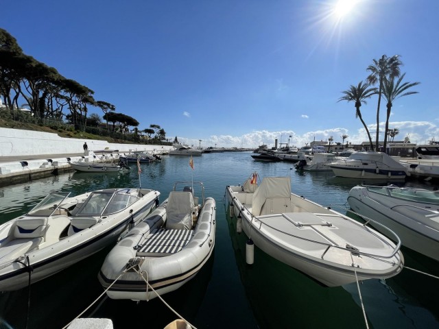 Maison mitoyenne avec 5 Chambres  à Puerto de Cabopino