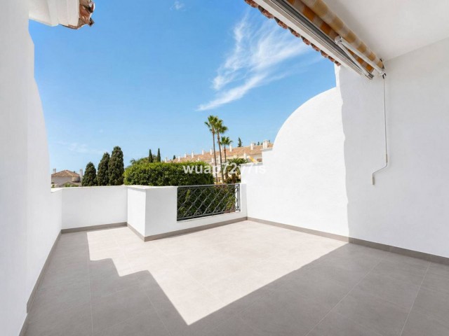 2 Bedrooms Townhouse in El Paraiso