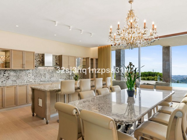 8 Bedrooms Villa in Benahavís