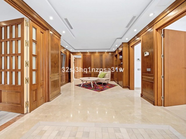 6 Bedrooms Apartment in Puerto Banús