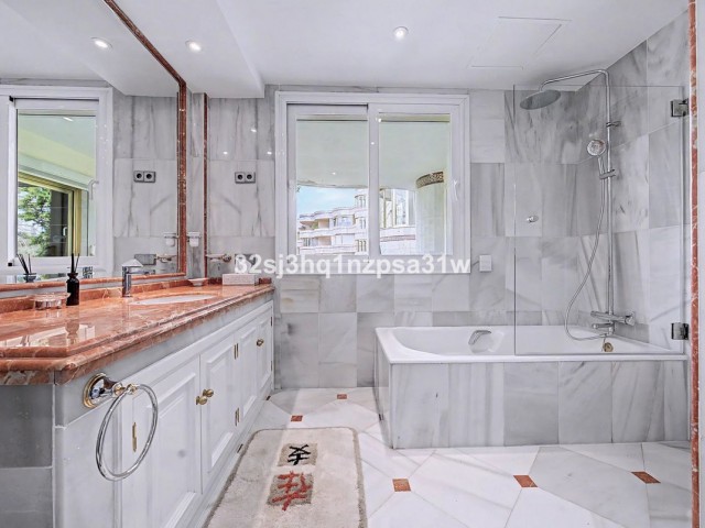 6 Bedrooms Apartment in Puerto Banús