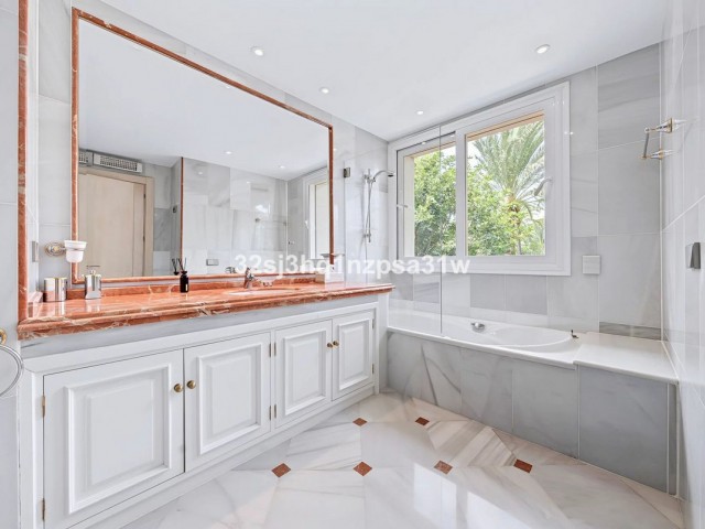 6 Bedrooms Apartment in Puerto Banús