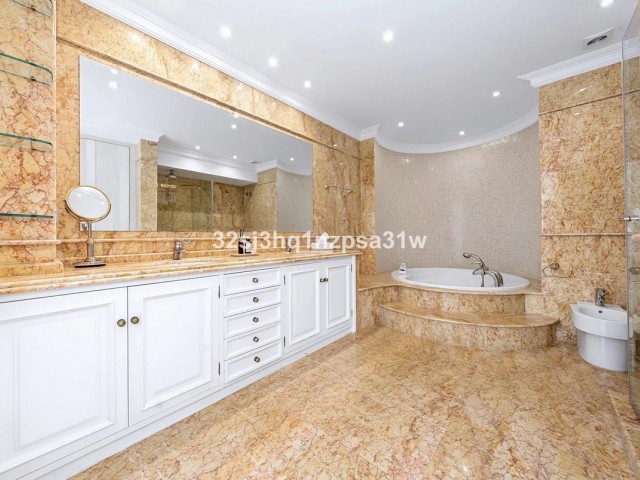 6 Bedrooms Apartment in Puerto Banús