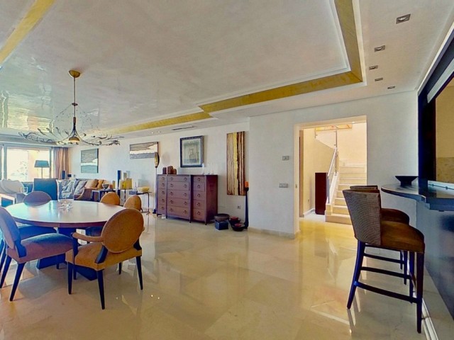 Penthouse avec 3 Chambres  à Los Monteros