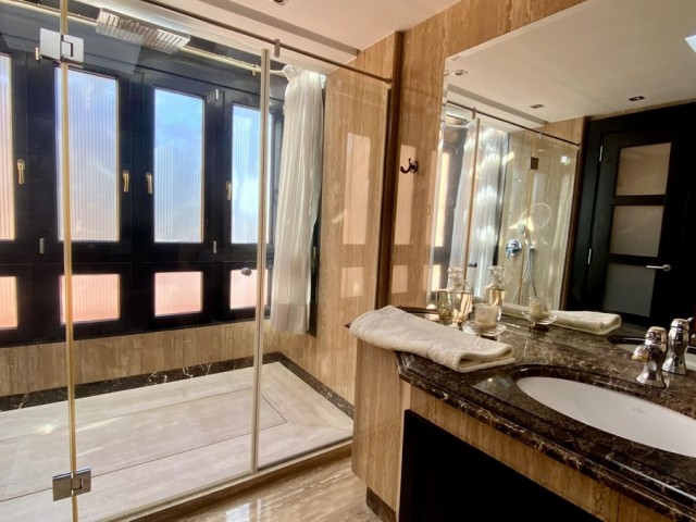 Penthouse avec 3 Chambres  à Los Monteros