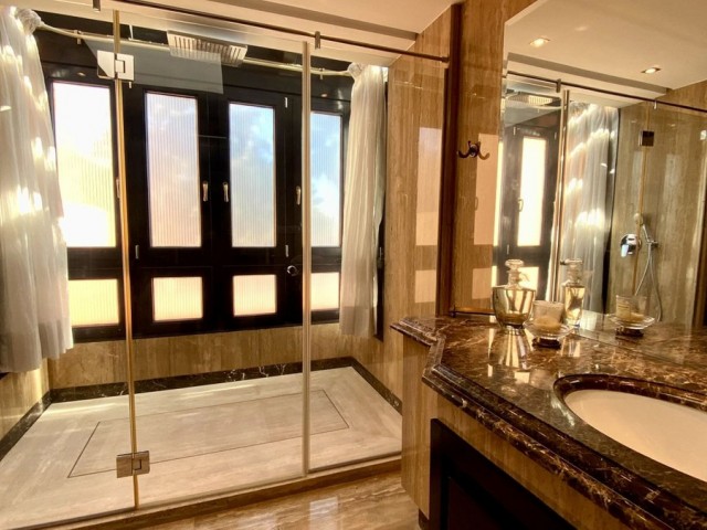 Penthouse avec 3 Chambres  à Los Monteros