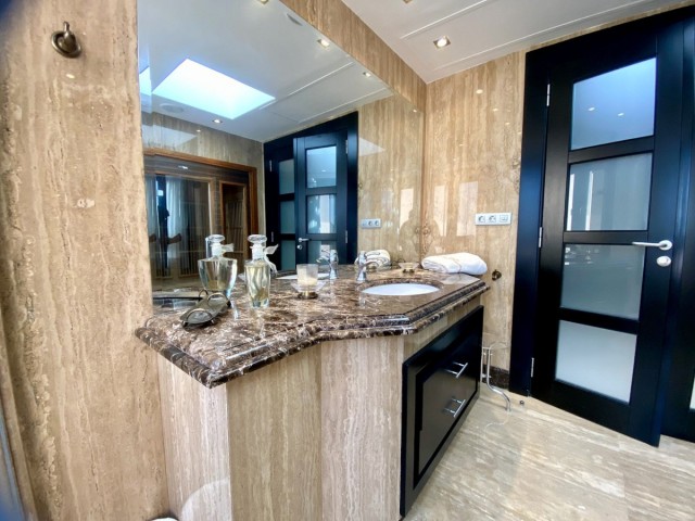 Penthouse avec 3 Chambres  à Los Monteros