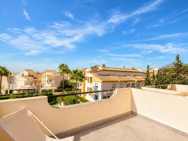 Maison mitoyenne, Costabella, R5449246