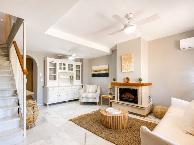 Maison mitoyenne avec 4 Chambres  à Costabella
