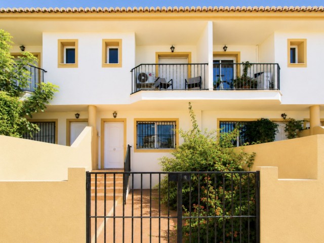 Maison mitoyenne avec 4 Chambres  à Costabella