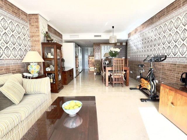 Penthouse avec 2 Chambres  à Guadalmina Baja