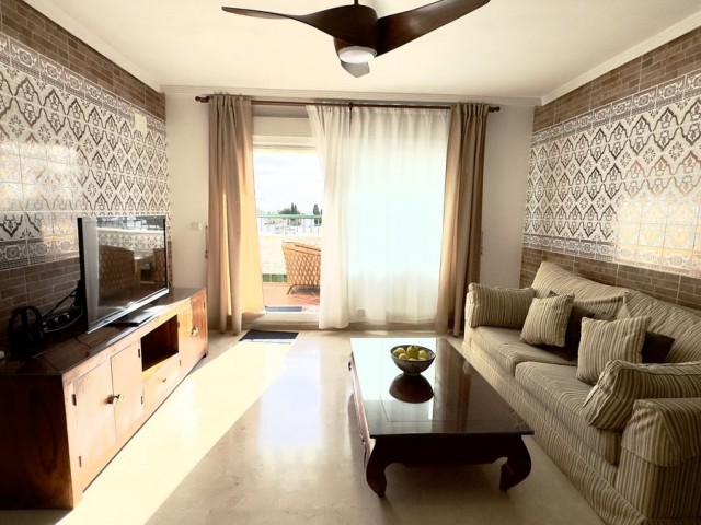 Penthouse avec 2 Chambres  à Guadalmina Baja
