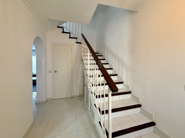 Maison mitoyenne avec 3 Chambres  à Guadalmina Baja