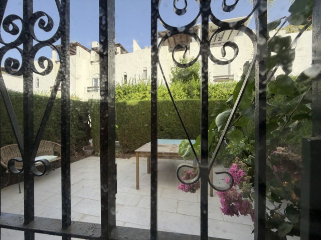 Maison mitoyenne avec 3 Chambres  à Guadalmina Baja
