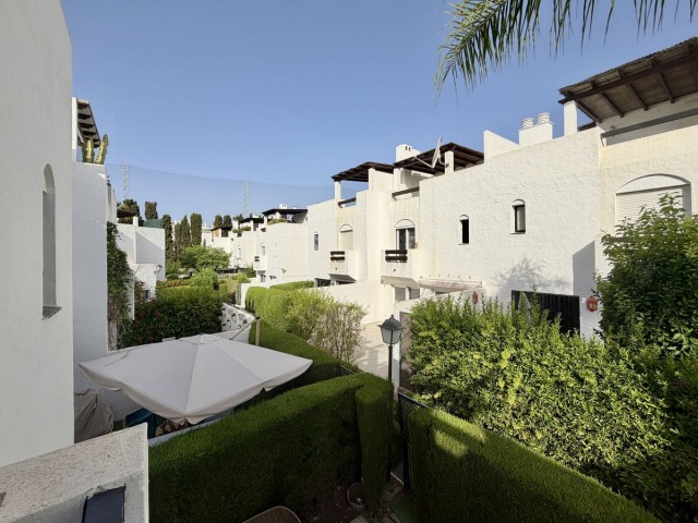 Maison mitoyenne avec 3 Chambres  à Guadalmina Baja