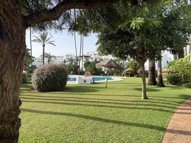 Maison mitoyenne avec 3 Chambres  à Guadalmina Baja