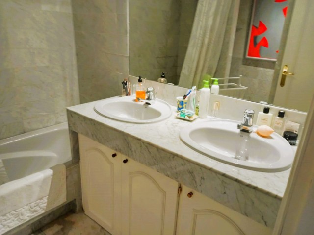 Appartement avec 3 Chambres  à Guadalmina Baja