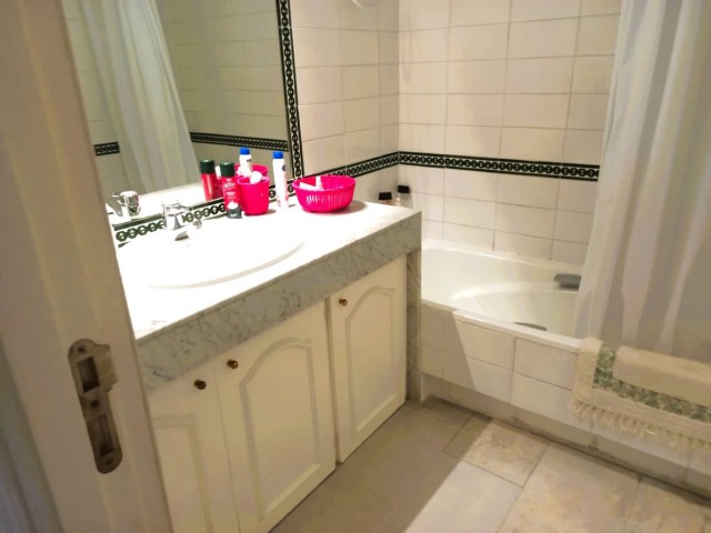 Appartement avec 3 Chambres  à Guadalmina Baja